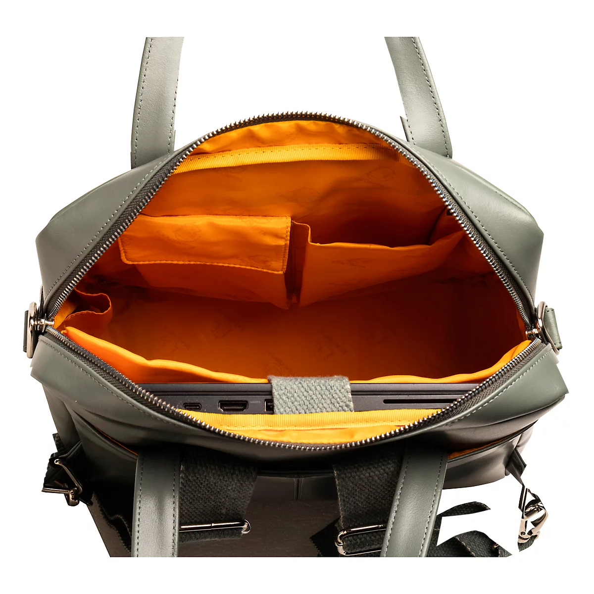 Hellgraue Ledertasche mit orangefarbenem Innenfutter. Reißverschluss geöffnet, Laptop sichtbar. Schultergurte und Tragegriff.