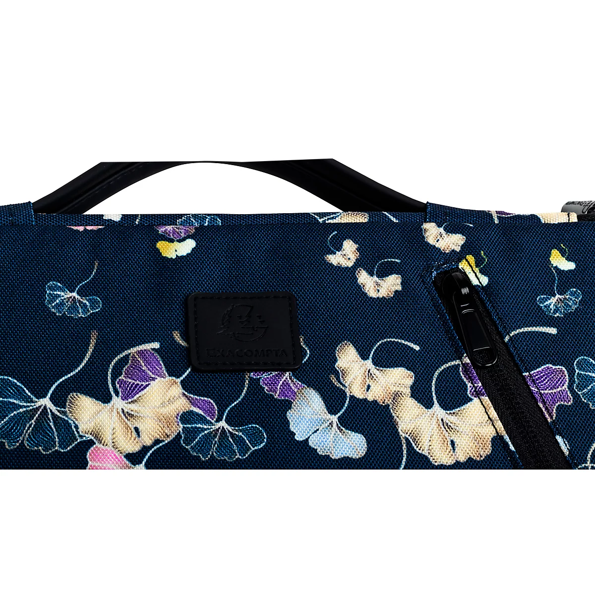Détail d'un sac avec motif floral bleu, blanc et violet. Poignée et fermeture éclair noires.