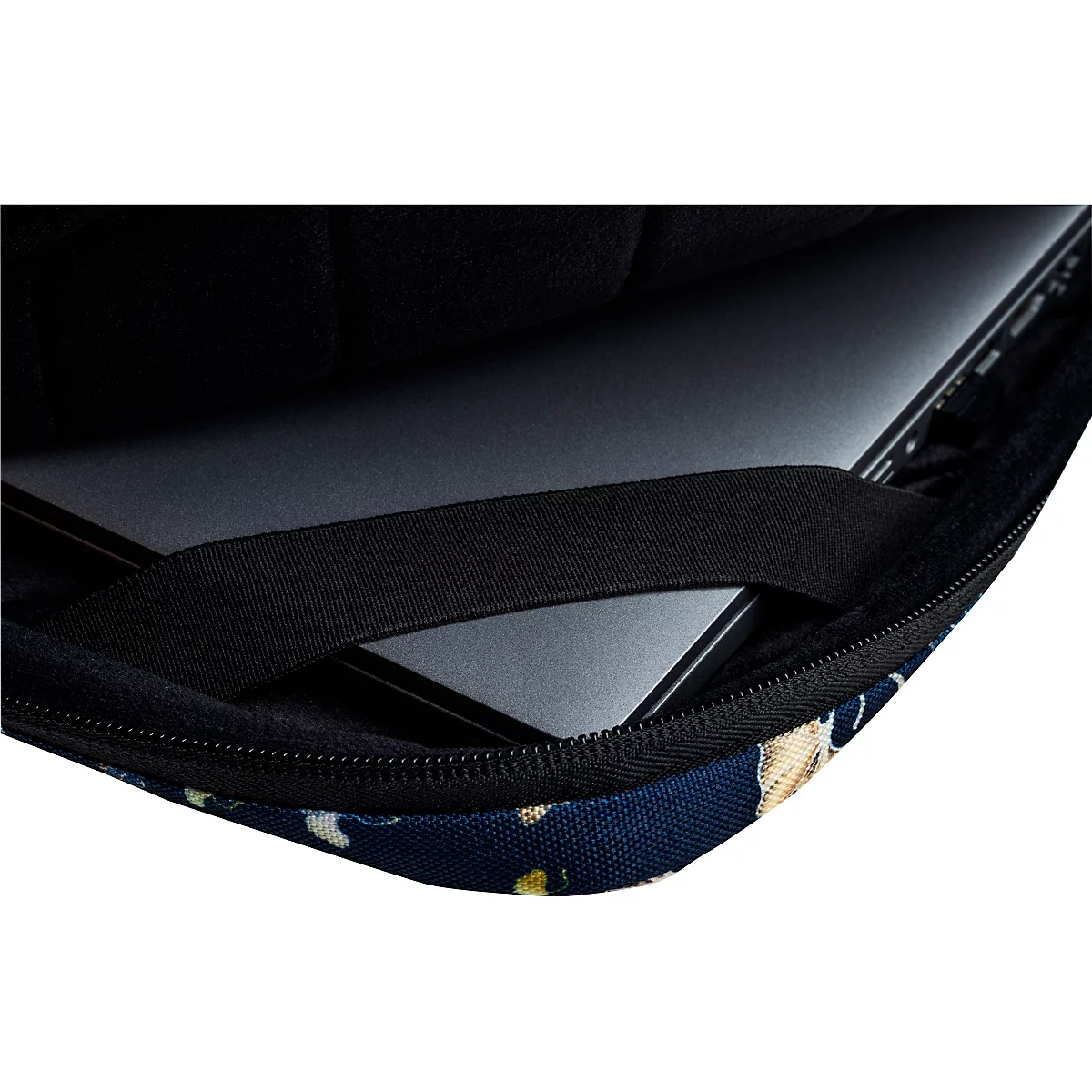 Ordinateur portable dans un étui, sangle noire, surface bleue à motifs floraux.