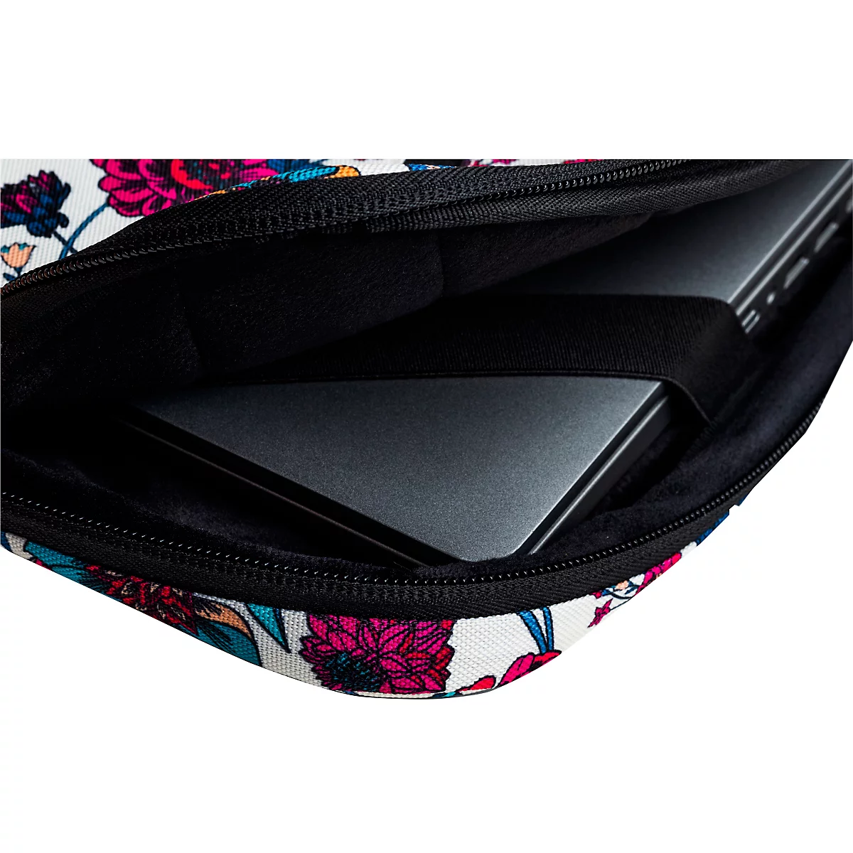 Nahaufnahme einer Laptop-Tasche mit floralem Muster und einem Laptop im Inneren. Der Reißverschluss ist geöffnet.