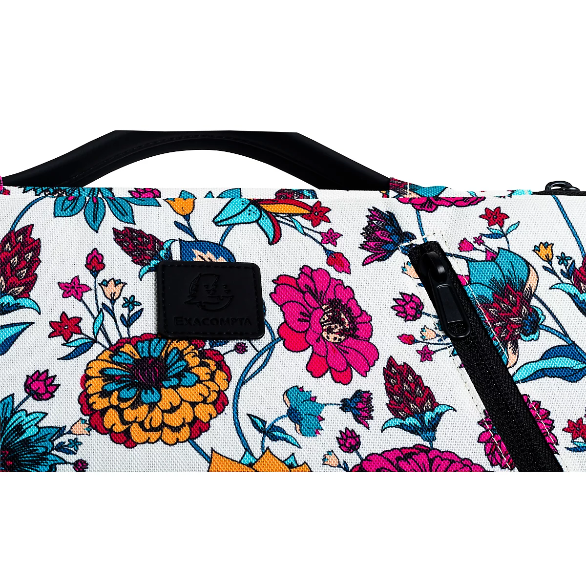 Detailansicht einer Tasche mit floralem Muster. Schwarzer Griff, Reißverschluss, Markenlogo.