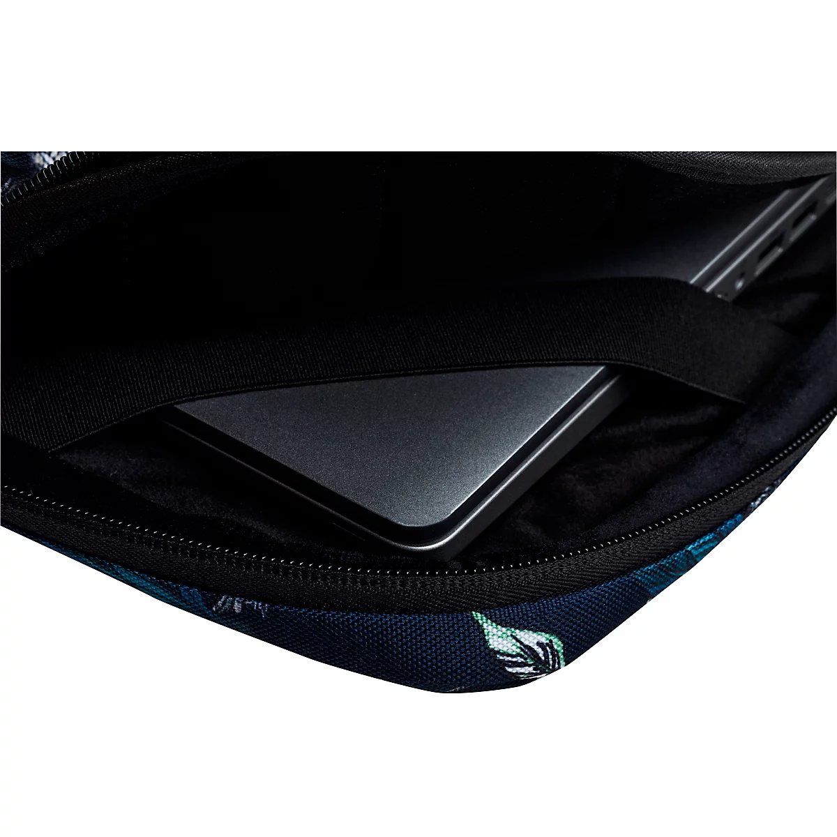 Nahaufnahme einer Laptop-Tasche. Ein Laptop befindet sich im Inneren, gehalten durch ein elastisches Band.