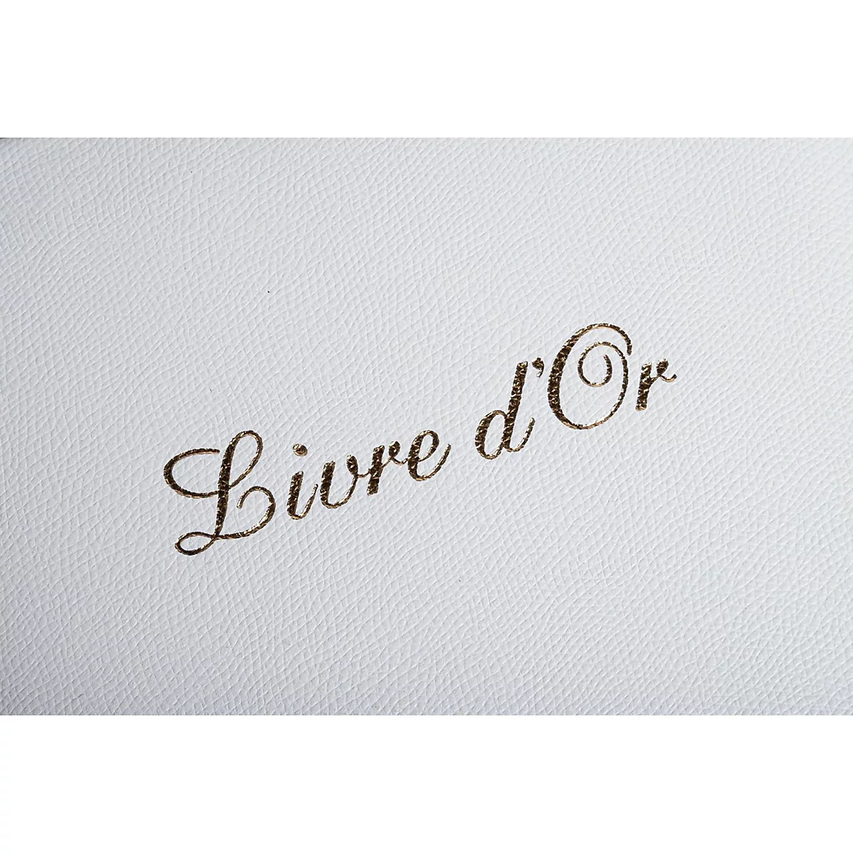 Gros plan sur du cuir blanc avec l'inscription "Livre d'Or" en or.