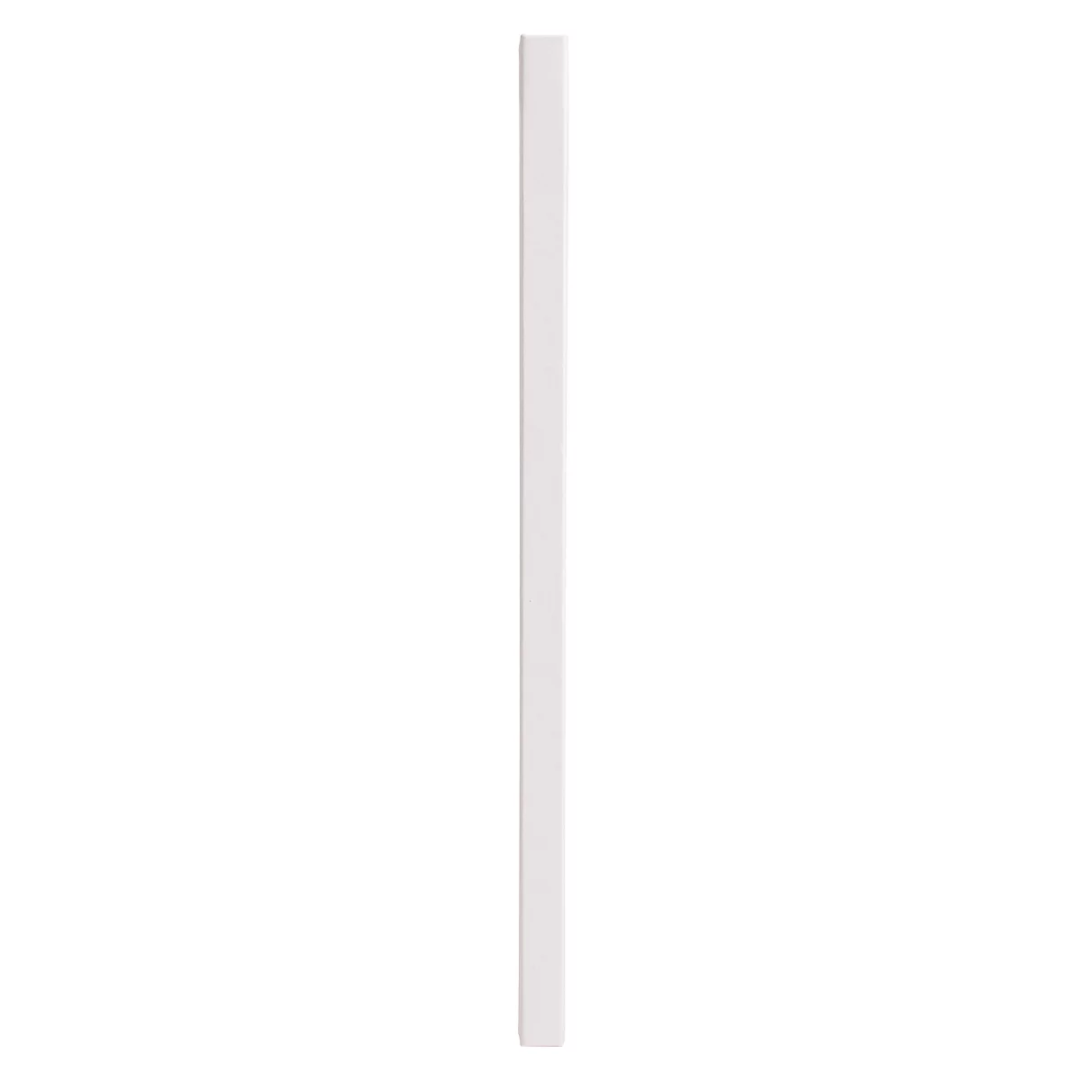 Fine baguette blanche sur fond blanc, disposée verticalement.