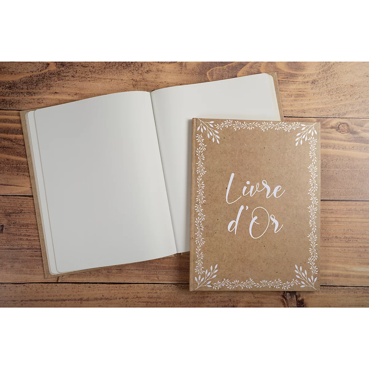 Livre ouvert à côté d'un livre intitulé "Livre d'Or" sur une table en bois.