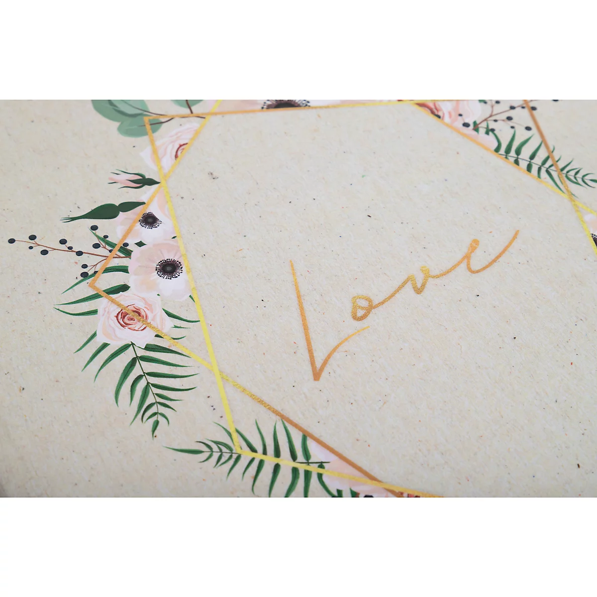 Gros plan d'une toile beige avec des illustrations florales et le mot "Love" en or.
