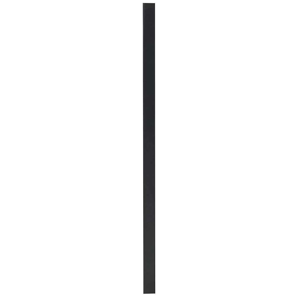Un objet noir et rectangulaire. Il se dresse verticalement sur un fond blanc.
