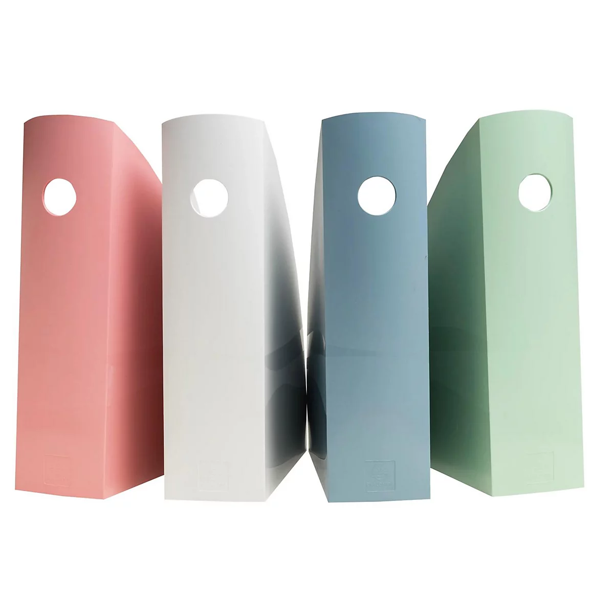Quatre porte-documents colorés se tiennent côte à côte. Chacun a un trou pour saisir. Couleurs: rose, blanc, bleu, vert.