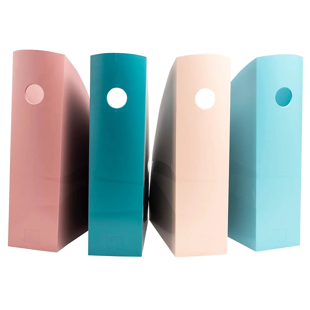 Quatre porte-documents colorés sont côte à côte. Chacun a un trou pour saisir. Les couleurs sont rose, turquoise, beige et bleu clair.