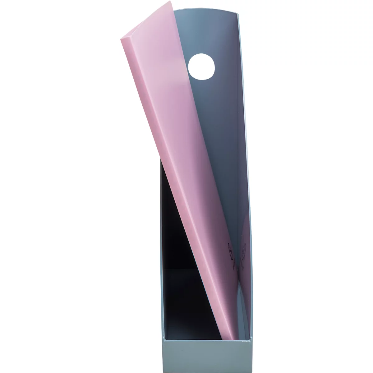 Een grijze papieren bak met een roze vel dat iets uitsteekt.