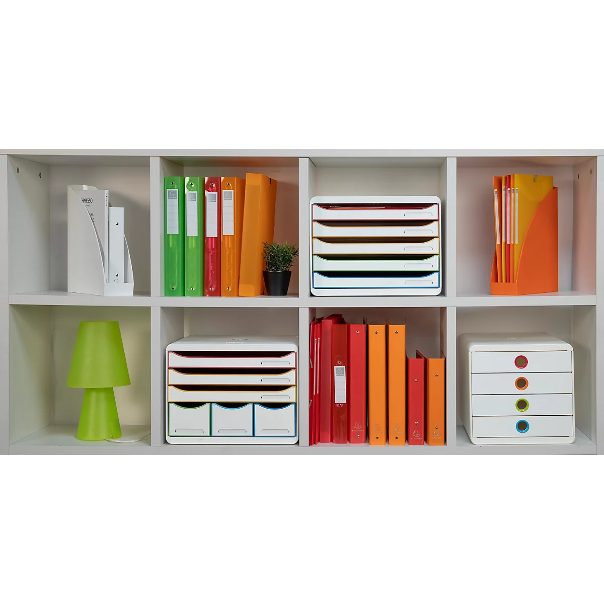 Boekenkast met kantoorbenodigdheden: mappen, trays, een lamp, een kleine plant. Heldere kleuren, netjes.