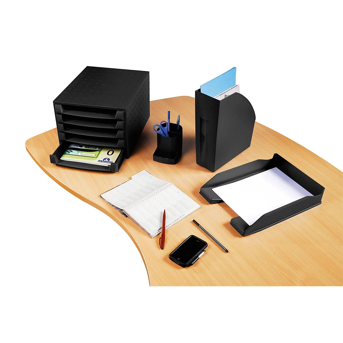 Schreibtisch mit Büroutensilien: Ablageboxen, Stifthalter, Notizblock, Stift, Handy. Holz-Tischplatte.