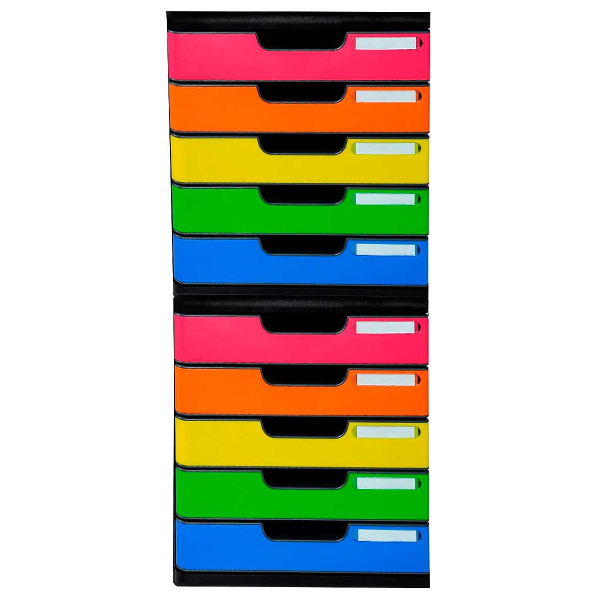 Une tour de bacs à courrier multicolore composée de tiroirs de différentes couleurs, avec des poignées noires et des étiquettes blanches.