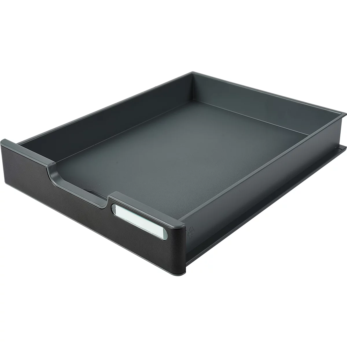 Plateau de rangement en plastique gris foncé. Avec une étiquette blanche sur le côté.