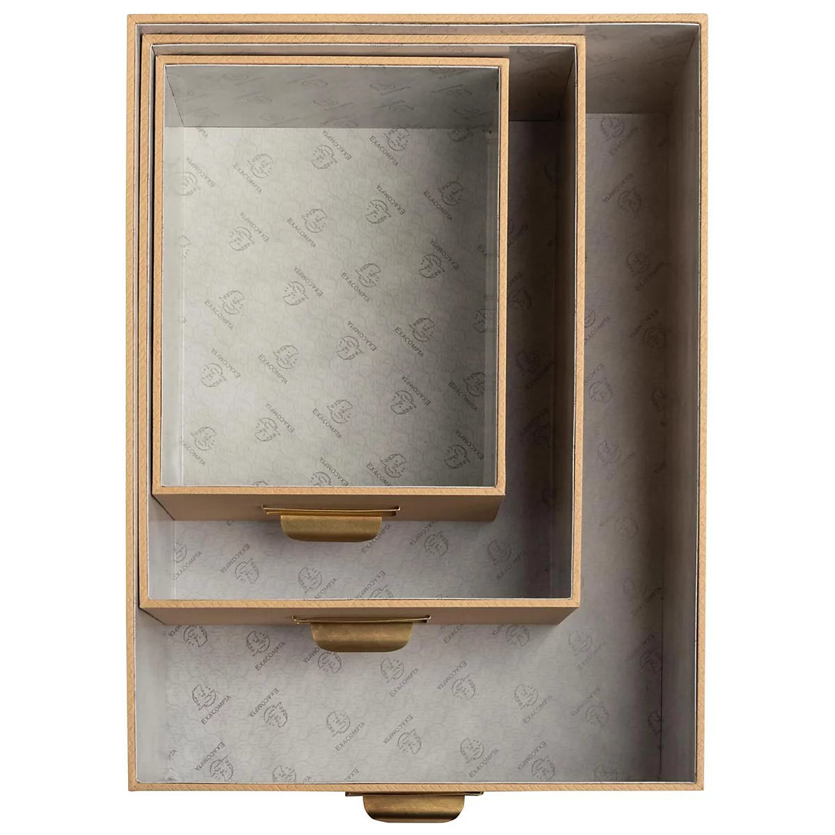 Drei ineinander gestapelte Schubladen, hellbraun und quadratisch. Mit goldfarbenen Griffen und gemustertem Innenraum.