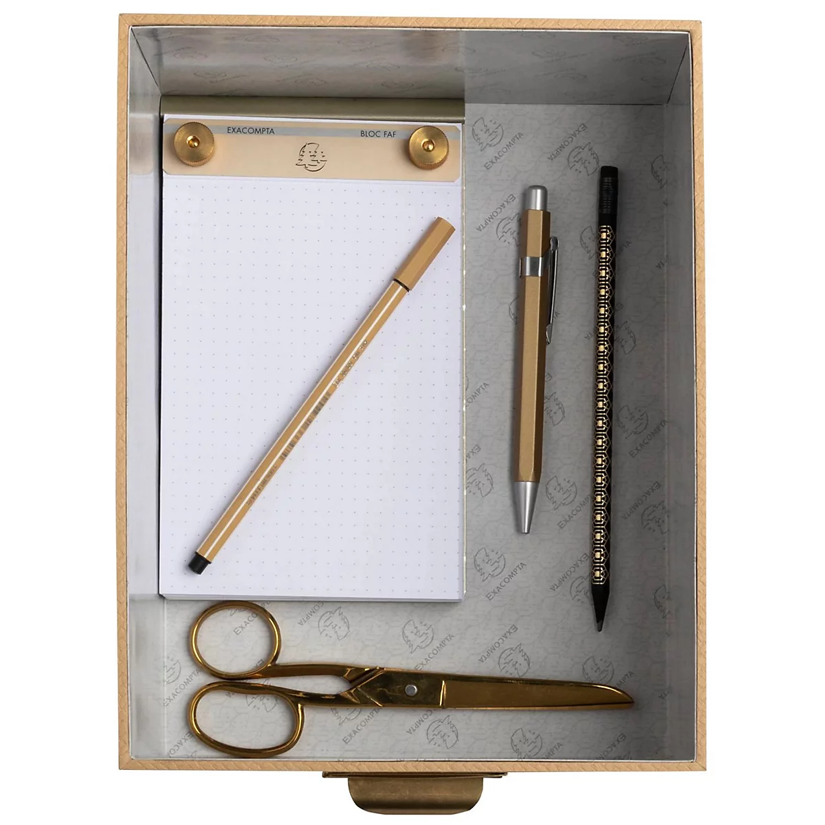 Blick von oben auf ein offenes Holz-Schmuckkästchen mit Schreibutensilien: Notizblock, Stifte, Schere.