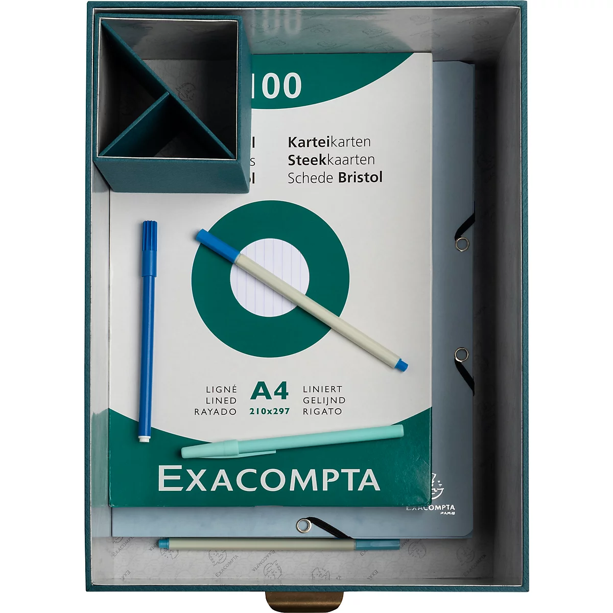 Blick von oben in eine grüne Bürobox. In der Box befinden sich Karteikarten, Stifte und ein Stiftehalter.