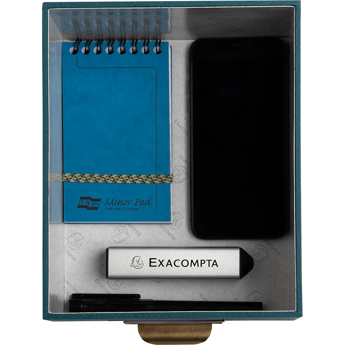 In einer grünen Schachtel liegen ein blaues Notizbuch, ein Smartphone, ein USB-Stick und ein Stift.