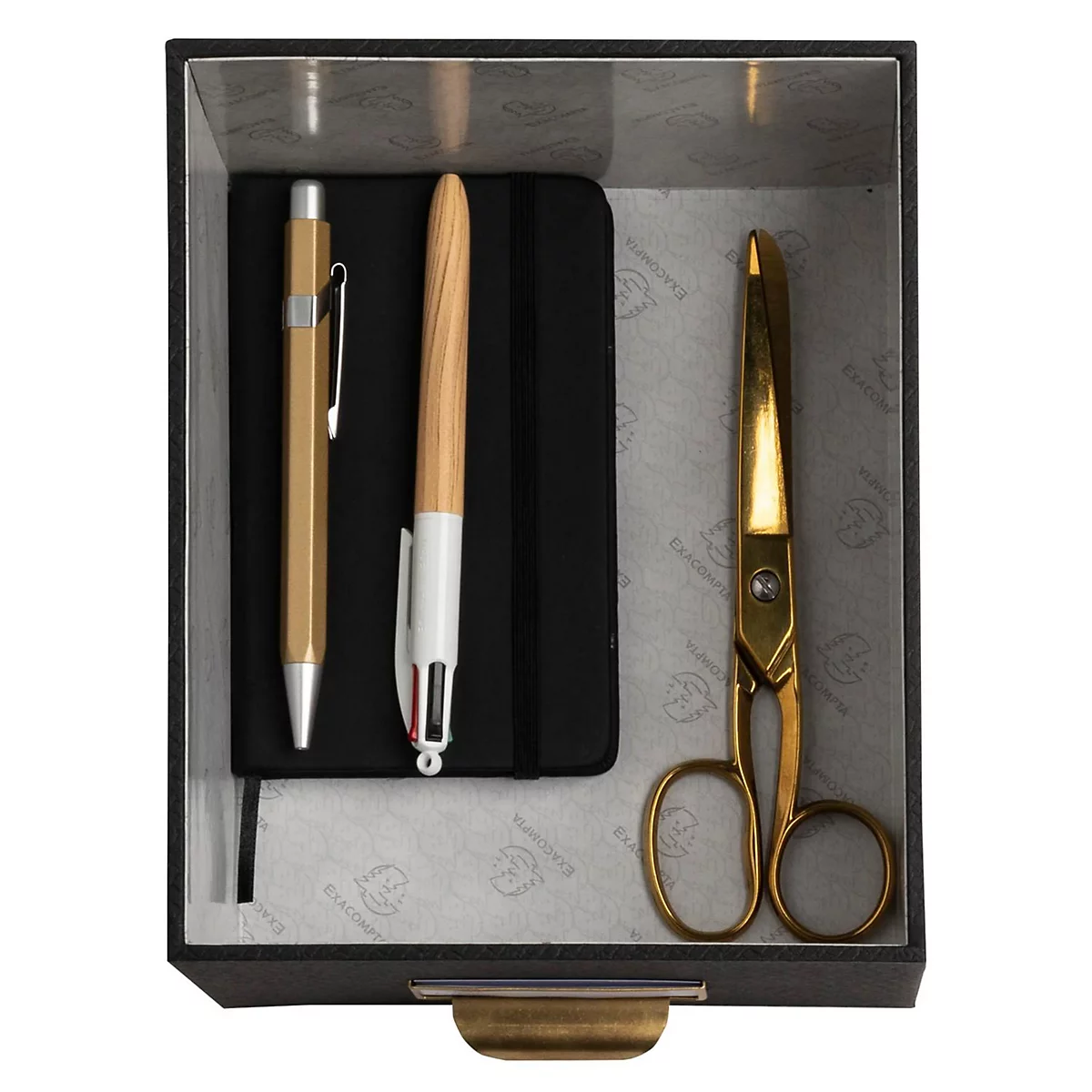 Schwarze Box mit goldenem Stift, Kugelschreiber, Notizbuch und goldener Schere. Detailansicht.