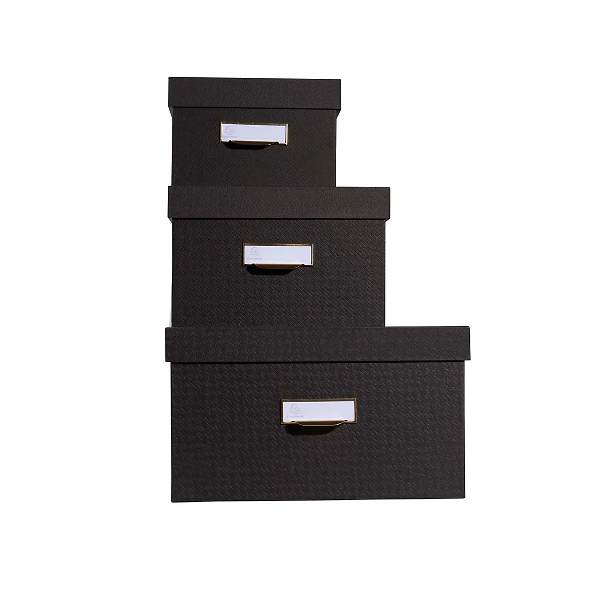 Drei schwarze Boxen mit silbernen Etiketten, gestapelt auf weißem Hintergrund.