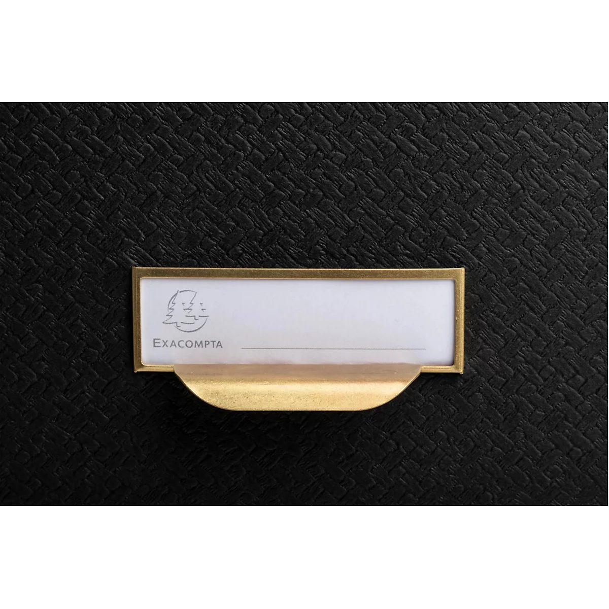 Nahaufnahme eines schwarzen Ordners mit goldfarbenem Etikettenhalter und weißem Etikett mit Logo und Schriftzug 'Exacompta'.