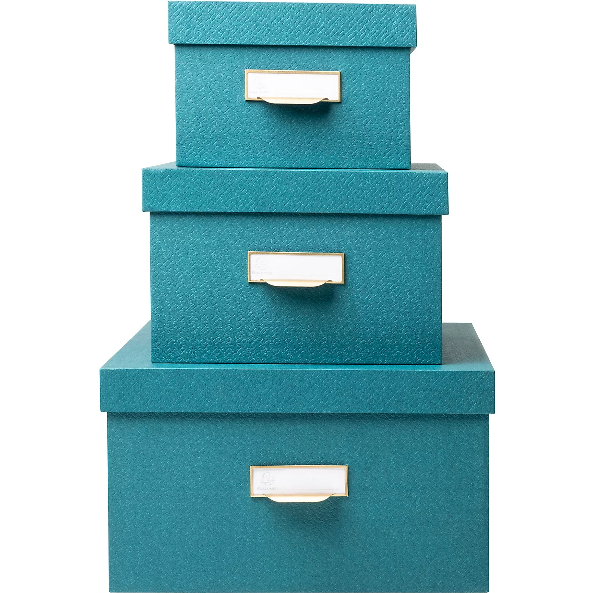 Trois boîtes de rangement turquoise empilées. Chaque boîte a un porte-étiquette rectangulaire blanc.