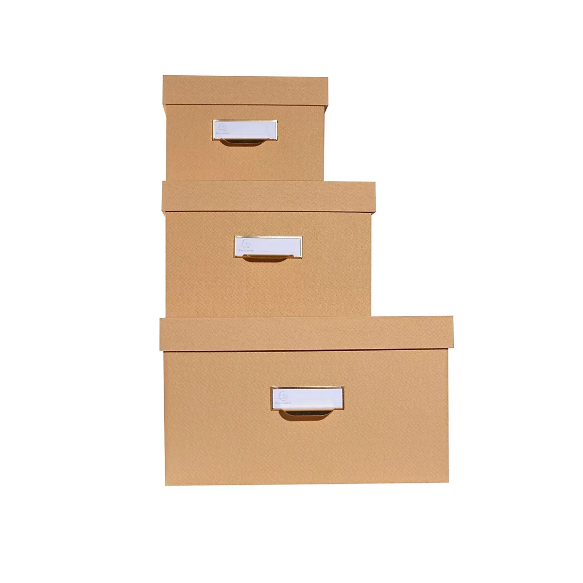 Drie gestapelde kartonnen dozen, in beige, met witte handgrepen. De achtergrond is wit.