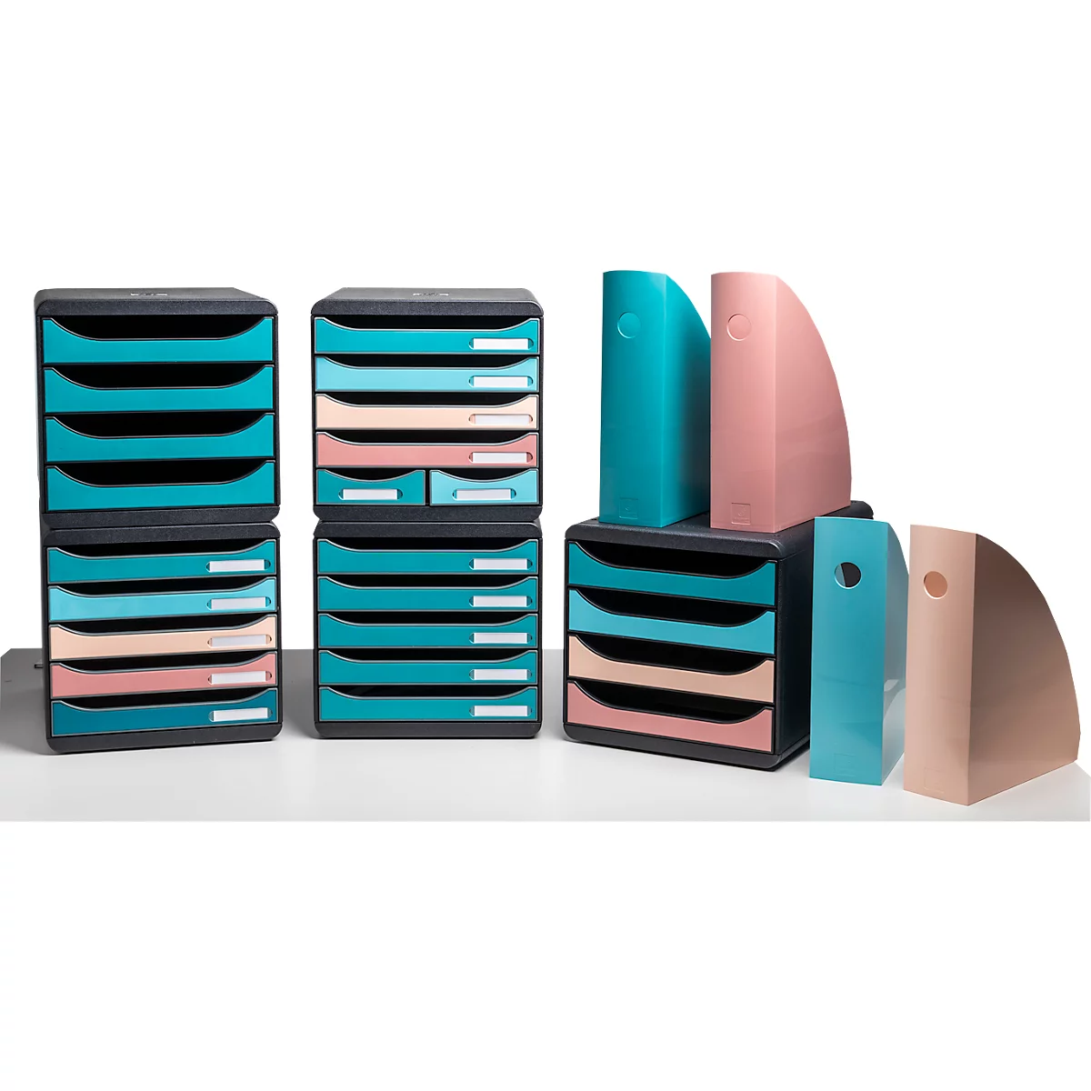 Divers produits d'organisation de bureau en turquoise et rose, y compris des casiers et des porte-revues. Sur fond blanc.