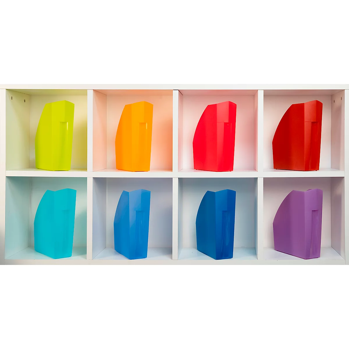 Huit chemises de couleurs différentes se trouvent dans des étagères blanches.