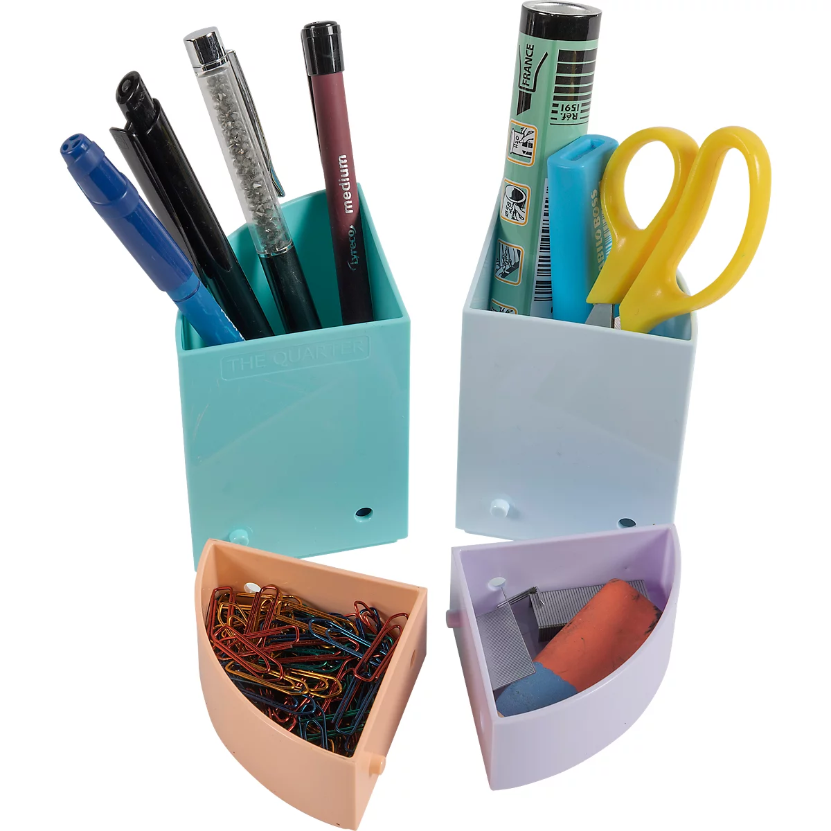 Quatre porte-stylos triangulaires colorés. Les supports contiennent des stylos, des ciseaux, des trombones et une gomme.