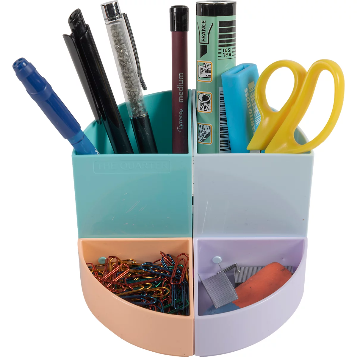 Porte-stylo bleu clair et vert clair avec stylos, ciseaux, trombones et une gomme. Le porte-stylo est divisé en 4 compartiments.