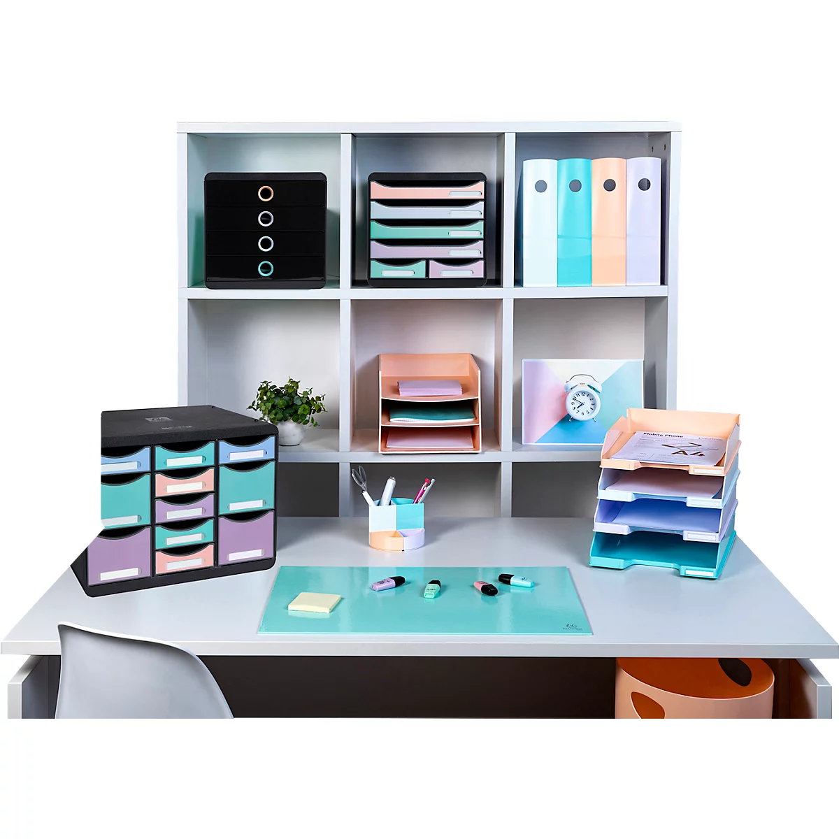 Bureau avec divers articles de bureau. Y compris: système de tiroirs, plateaux à dossiers, porte-stylos et notes.