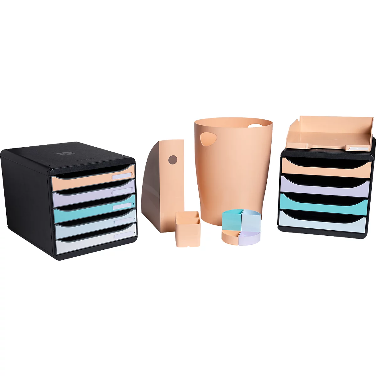 Diverses fournitures de bureau aux couleurs pastel : corbeilles à papier, systèmes de classement et dossiers.