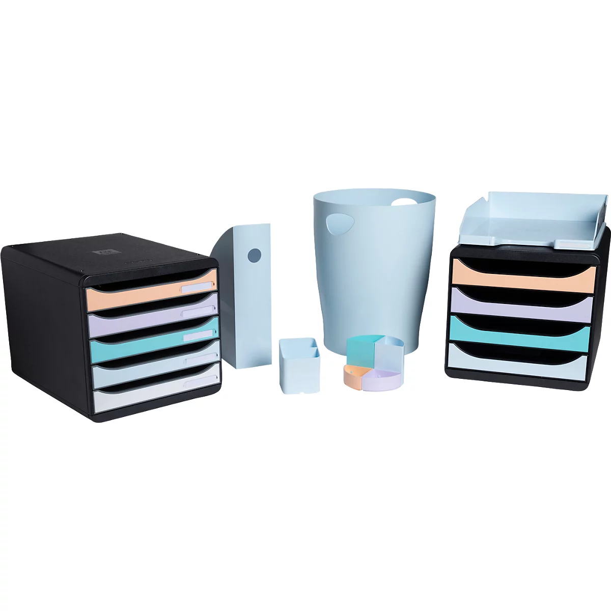 Accessoires de bureau : bacs à papier, corbeille à papier, porte-stylo, dossiers en noir et bleu clair avec des couleurs pastel.