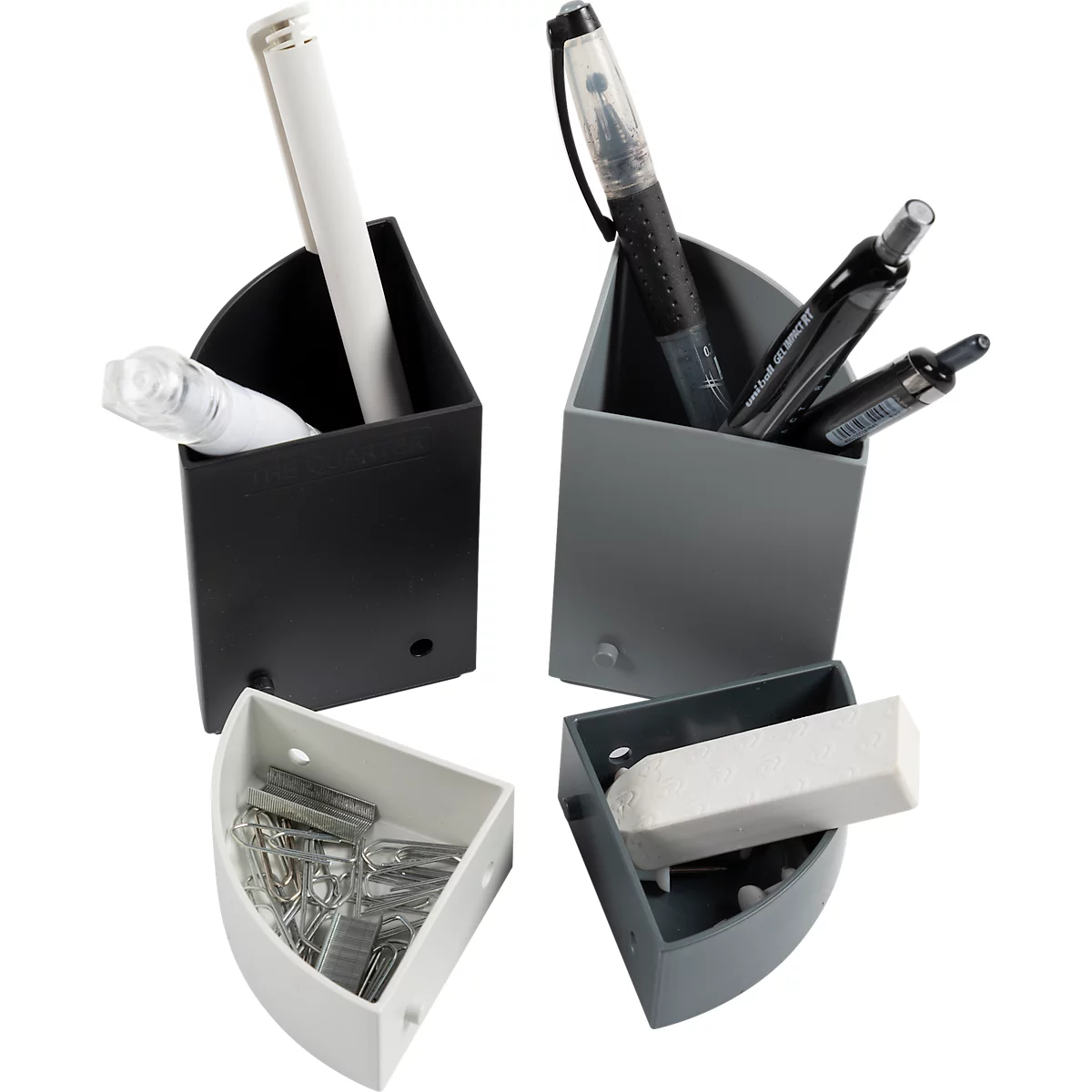 Quatre organiseurs de bureau triangulaires en noir, gris et blanc. Ils contiennent des stylos, des trombones et une gomme.