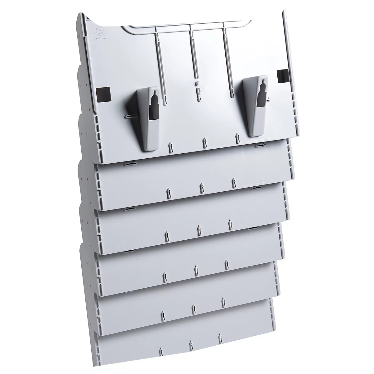 Hellgraues, mehrstufiges Regal mit schwarzen Details und Pfeilen. Die oberen Elemente sind mit Halterungen versehen.