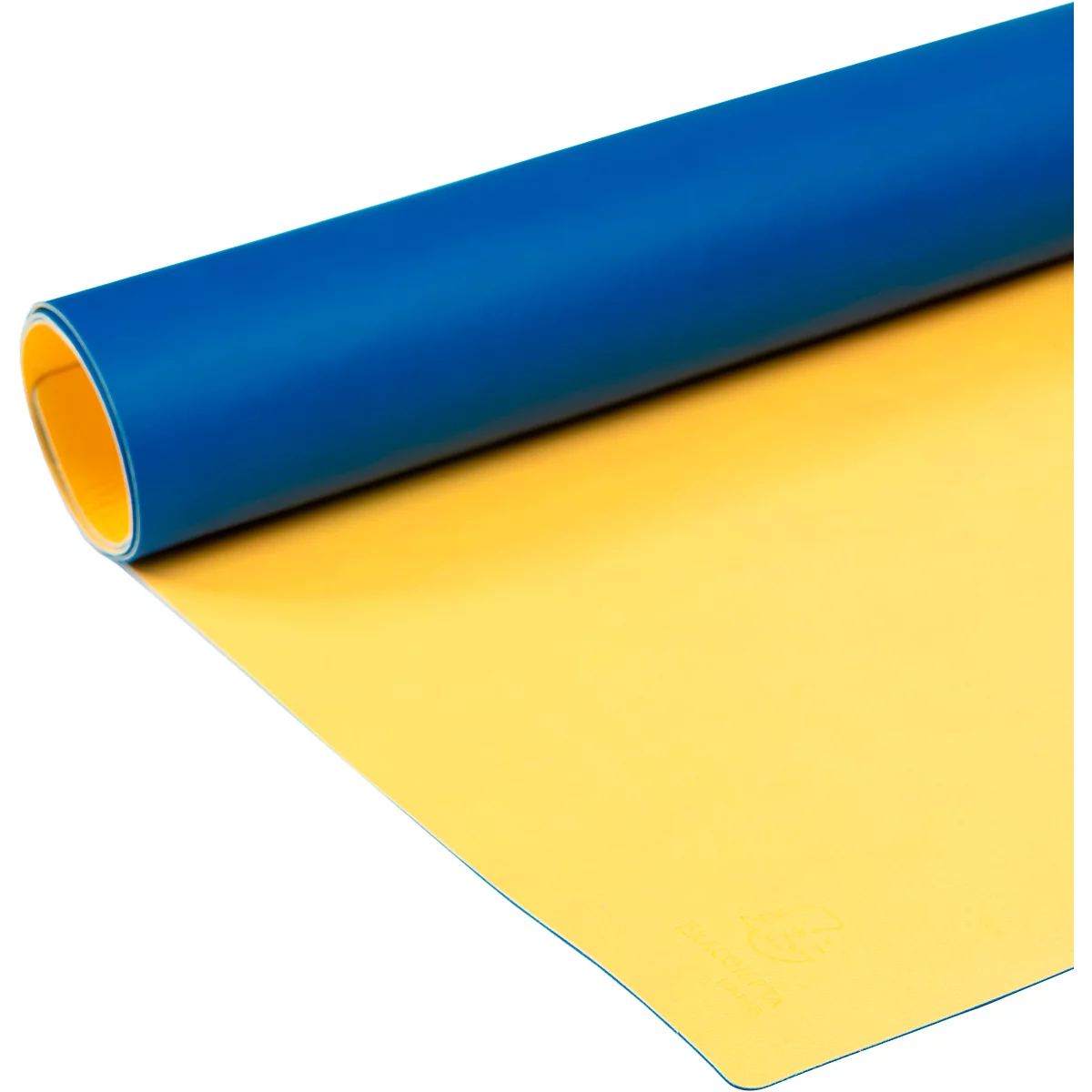 Gerollte blaue Rolle auf gelber Oberfläche. Die Innenseite der Rolle ist gelb.