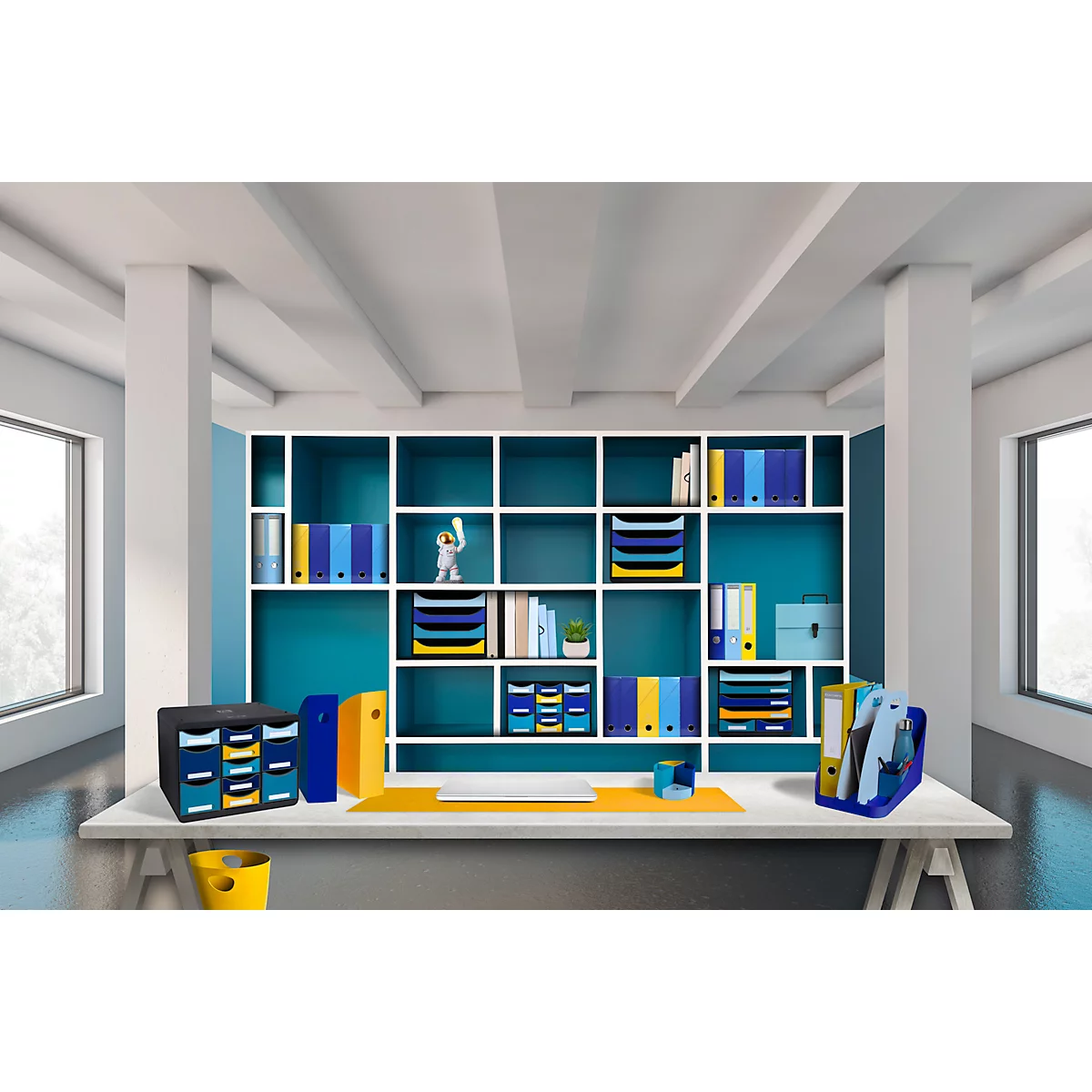 Büro mit Schreibtisch, Regalen und verschiedenen Organisationshilfen in Blau, Gelb und Weiß. Eine kleine Figur und eine Topfpflanze beleben die Szene.