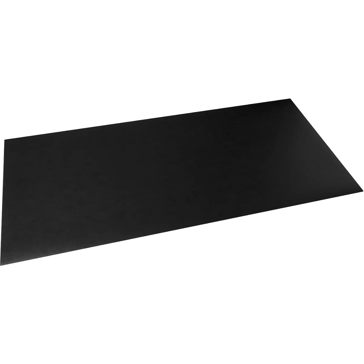 Ein rechteckiges, schwarzes Blatt Papier, das schräg von links unten nach rechts oben verläuft.
