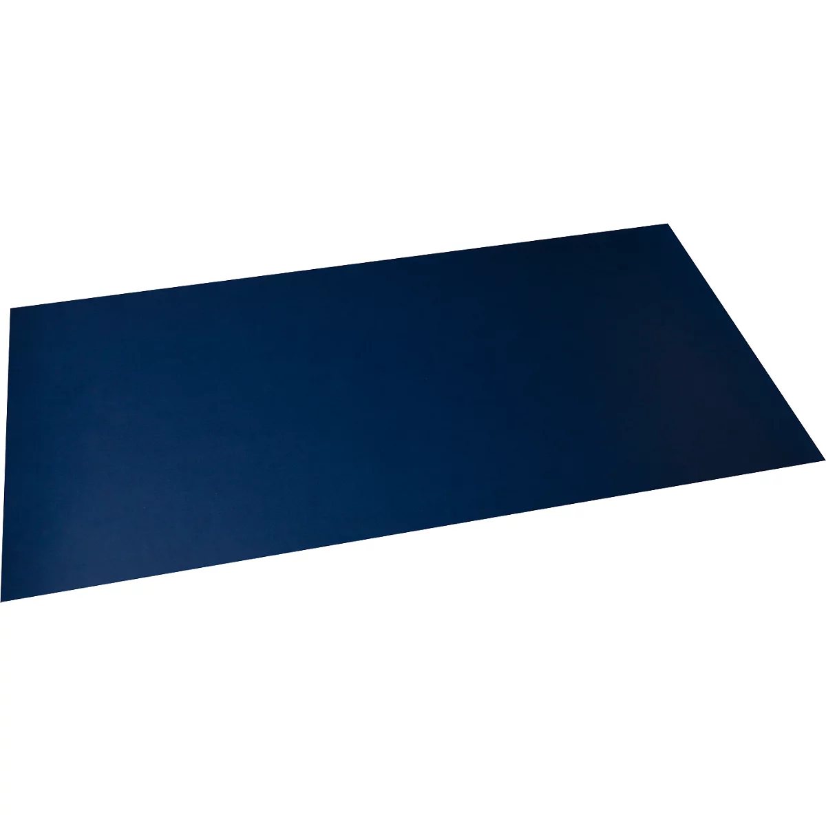 Ein rechteckiges, marineblaues Blatt Papier, das leicht geneigt auf einer weißen Oberfläche liegt.