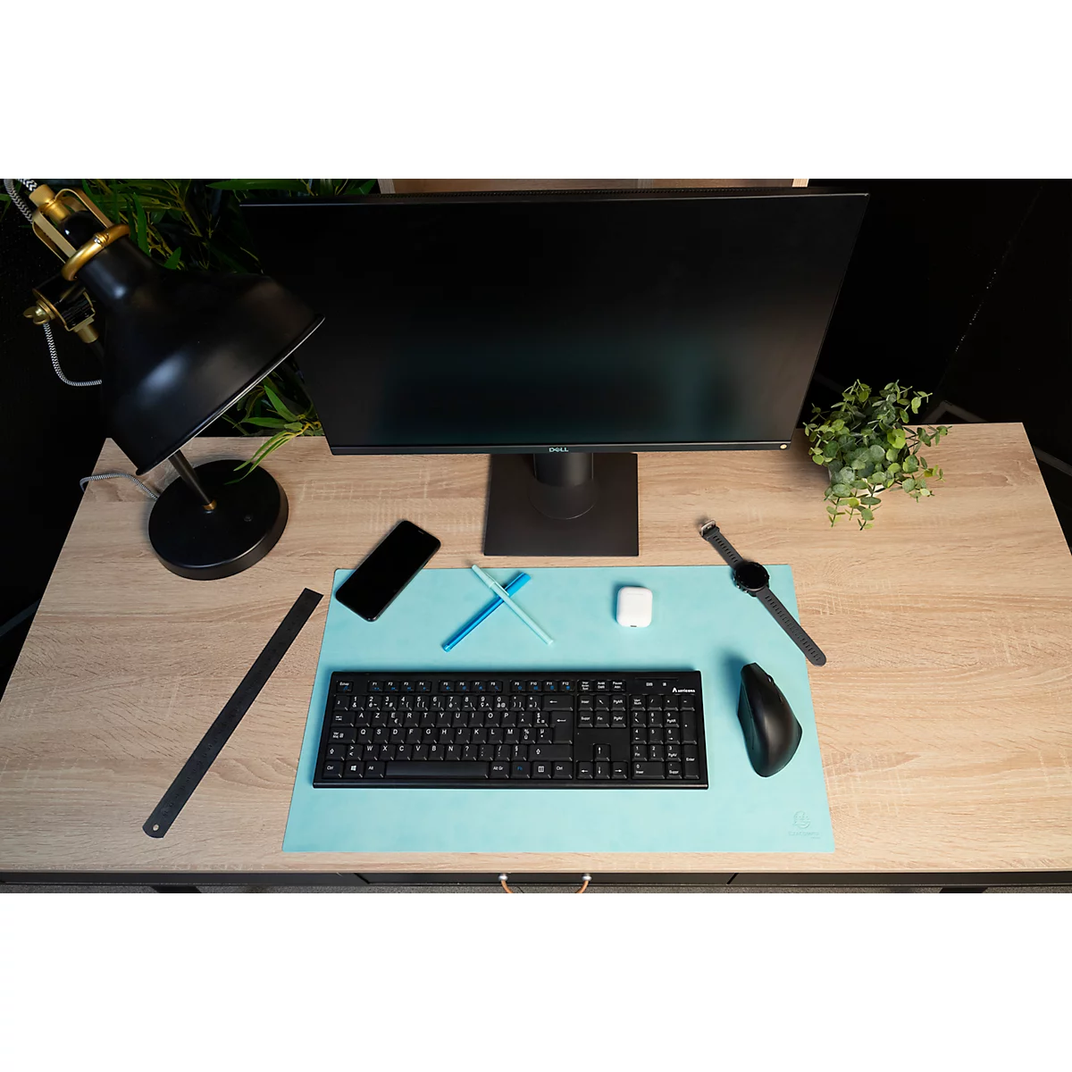 Draufsicht auf einen Schreibtisch mit Computerzubehör, einschließlich Monitor, Tastatur, Maus, Smartwatch und Handy.
