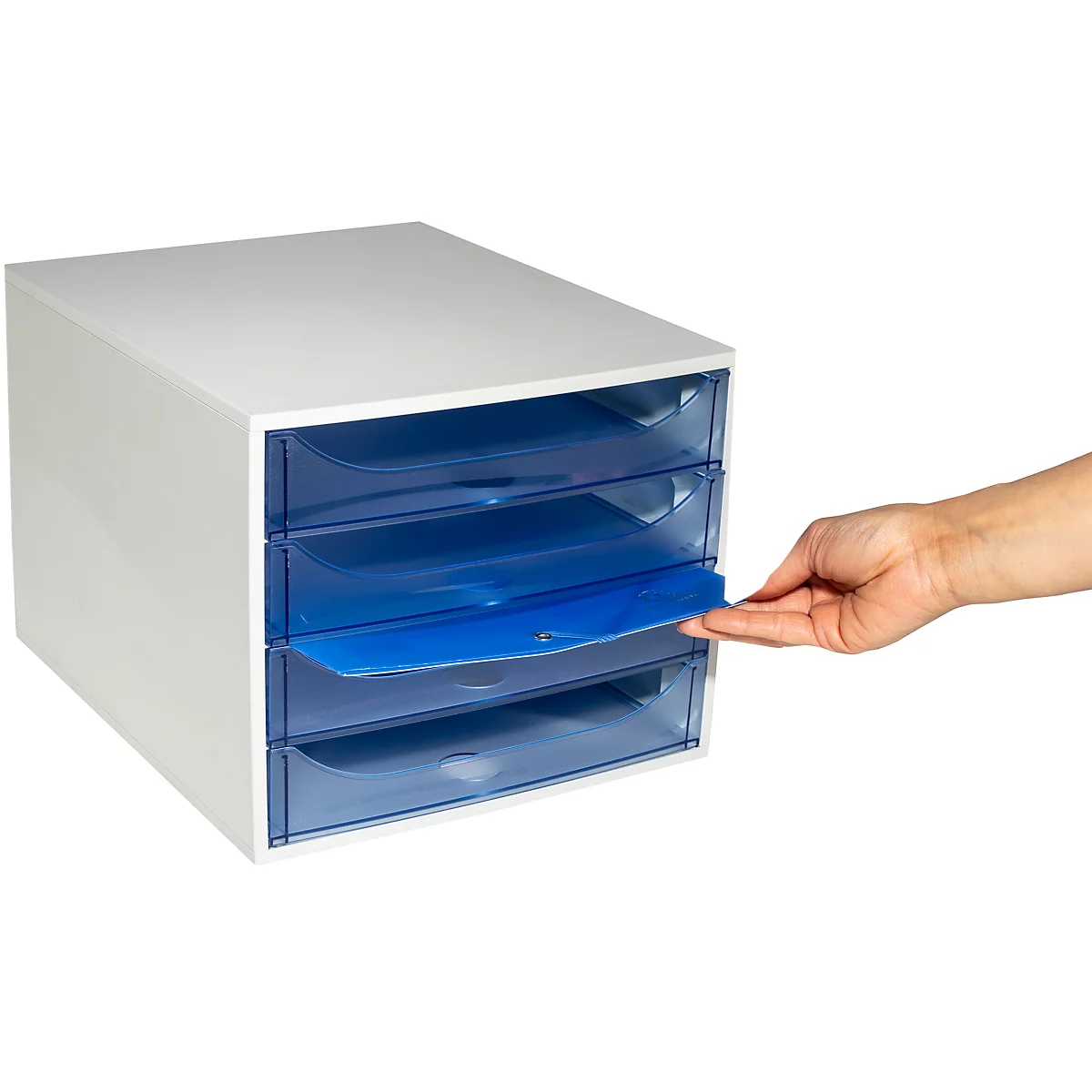 Weißer Papierablagekorb mit vier Schubladen. Eine Hand zieht die blaue Schublade heraus.