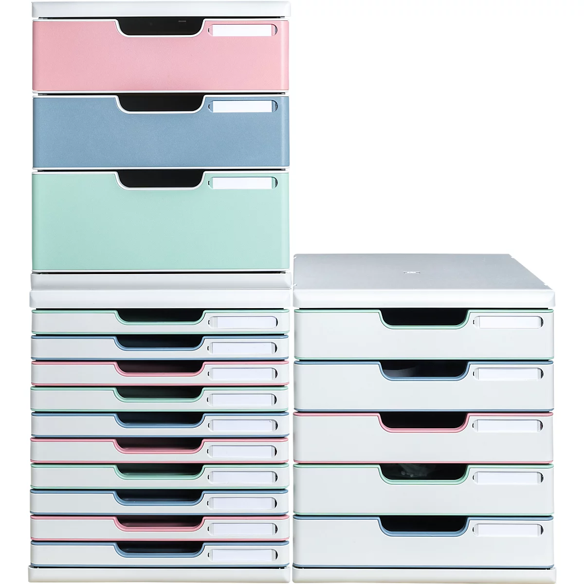 Stapelbare, farbige Ablagesysteme: Rosa, Blau, Grün. Mit weißen Schubladen und Griffen. Die Schubladen sind in zwei Stapeln angeordnet.