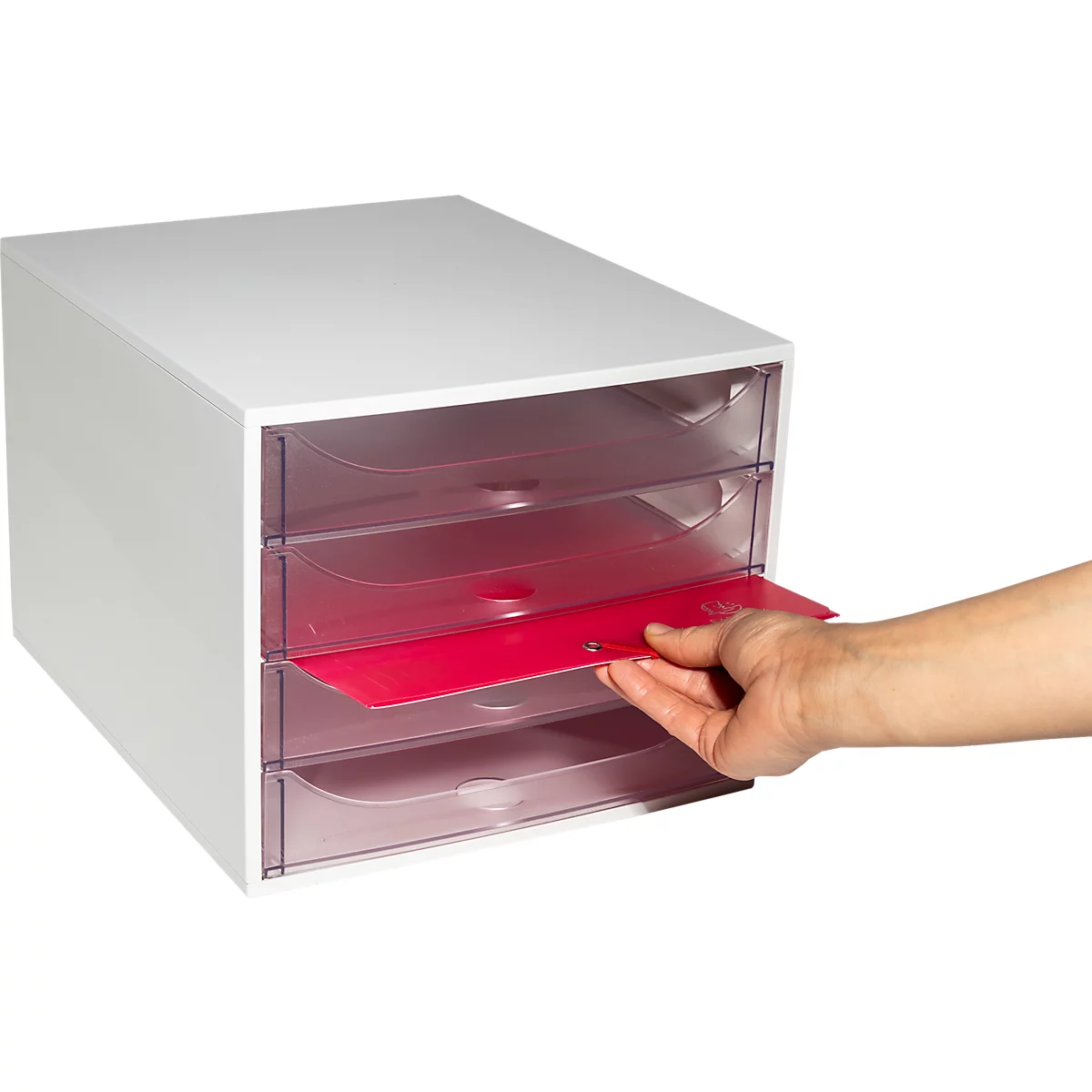 Weisser Schubladenschrank, eine Hand öffnet die rote Schublade.