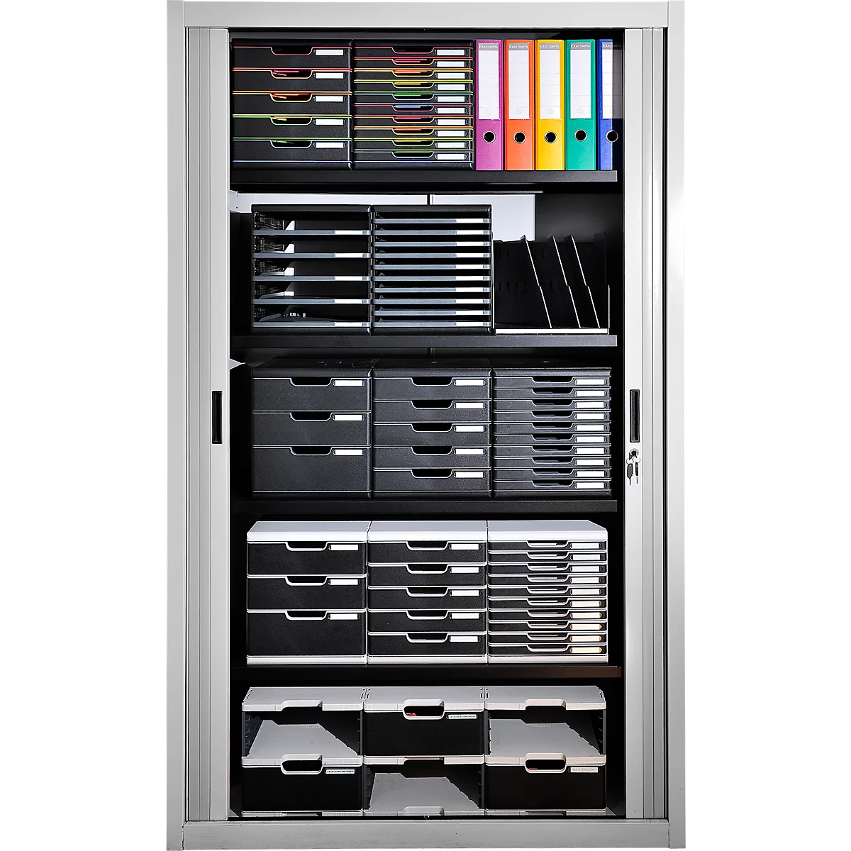 Offener Schrank mit Aktenordnern und Schubladen für Büromaterialien.