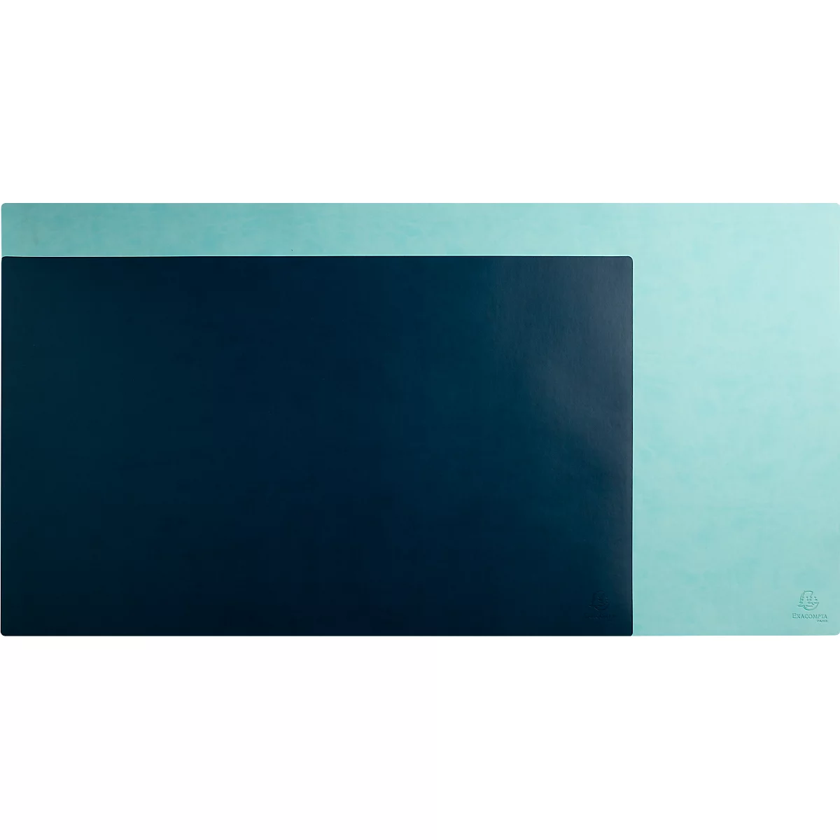 Bloc rectangulaire bleu foncé sur fond bleu clair. Petit logo en bas à droite.