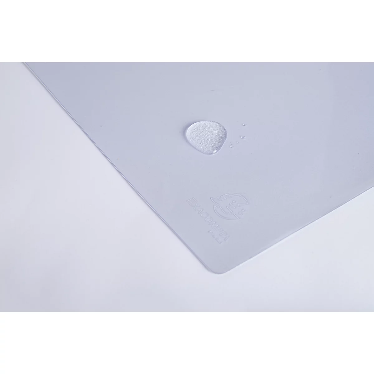 Un tapis gris clair avec une goutte d'eau dessus. Un logo est suggéré dans le coin.