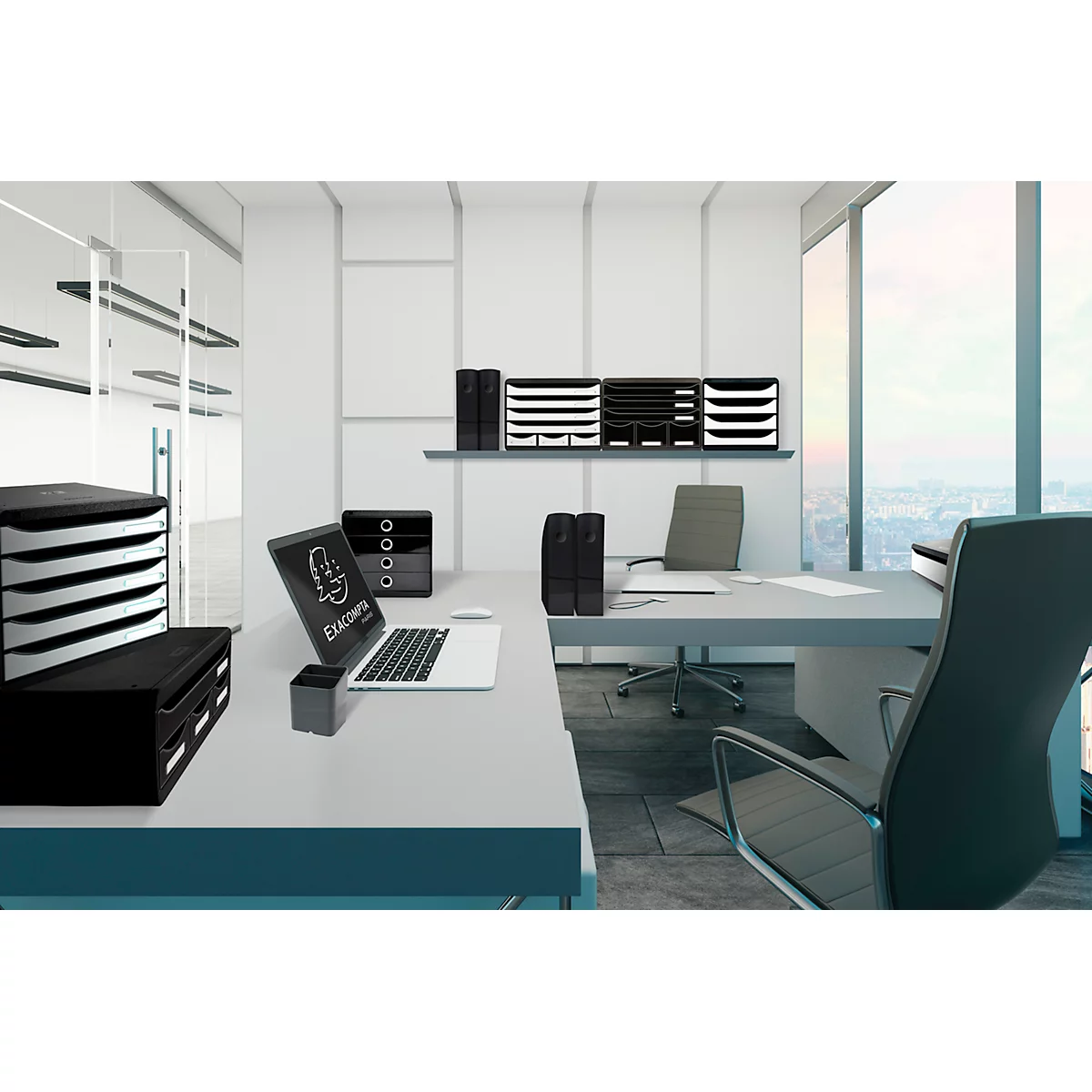 Büro mit Schreibtischen und Ordnersystemen. Auf Laptops ist ein Logo zu sehen. Große Fenster bieten einen Blick auf die Stadt.