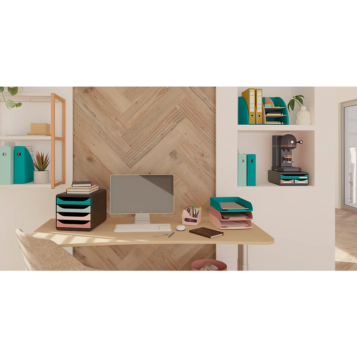 Schreibtisch mit Computer, Schubladen und Ordnern. Der Hintergrund ist eine Holzvertäfelung, es ist ein modernes Büro.
