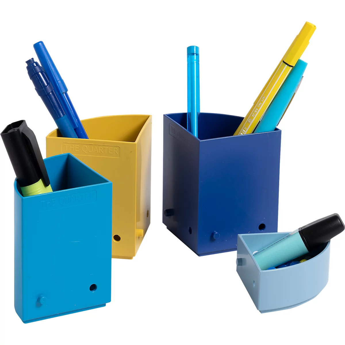 Vier farbige Stiftehalter mit Stiften und Markern. Blau, gelb und hellblau. Metall, eckig und mit Löchern.